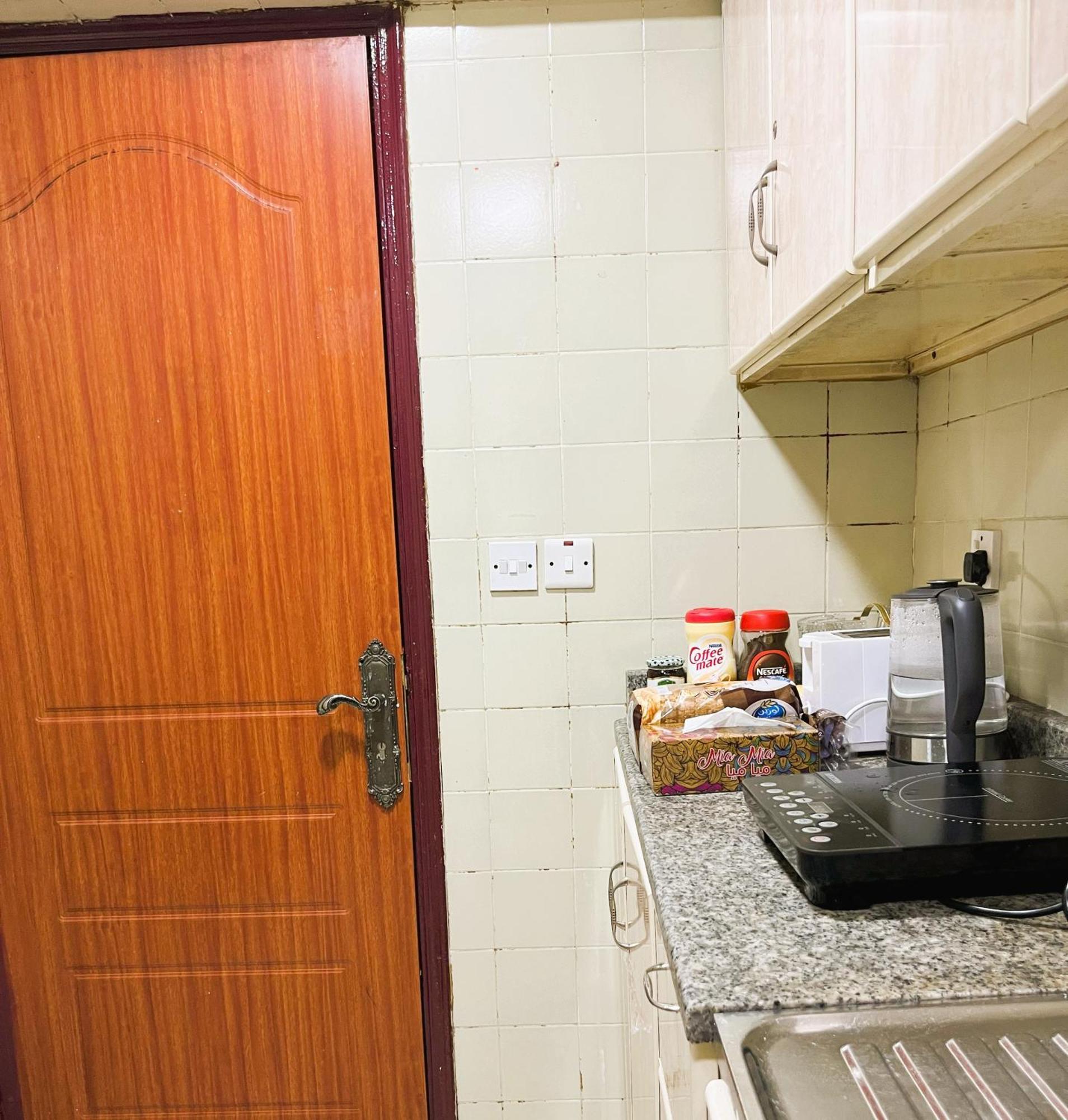 Yoko Luxury Hostel Dubai Bagian luar foto